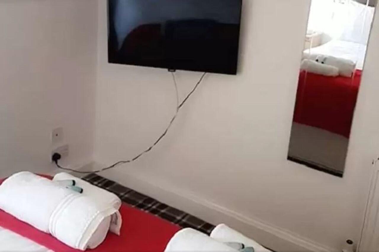 Oyo Gothenburg Hotel 던펌린 외부 사진